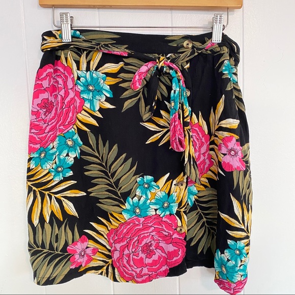 Billabong Dresses & Skirts - Billabong Hawaiian floral print mini skirt